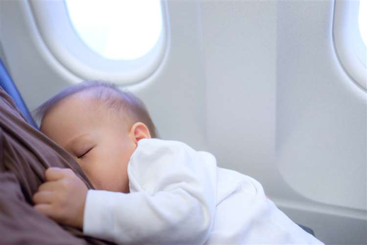 Trẻ sơ sinh đi máy bay cần giấy tờ gì
