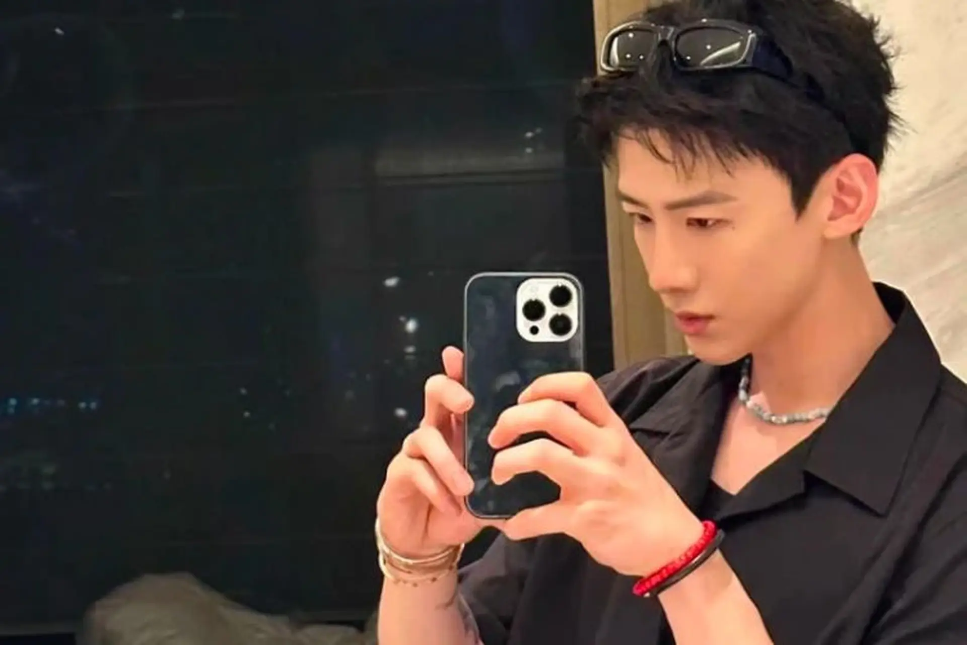 tao dang chup anh truoc guong nam