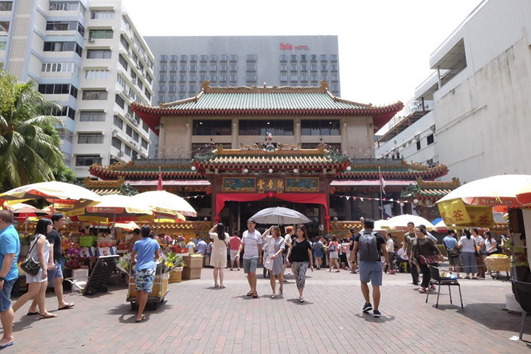 Du khách Việt tham quan đền chùa tại Singapore