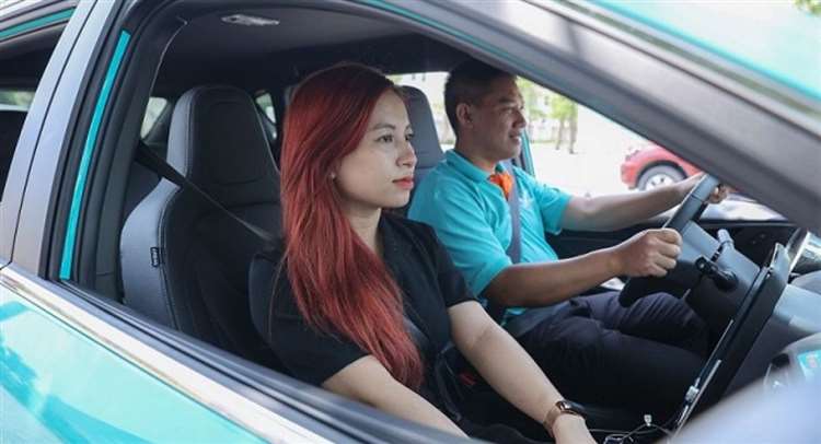 Hành khách kiểm tra giá trước khi lên taxi