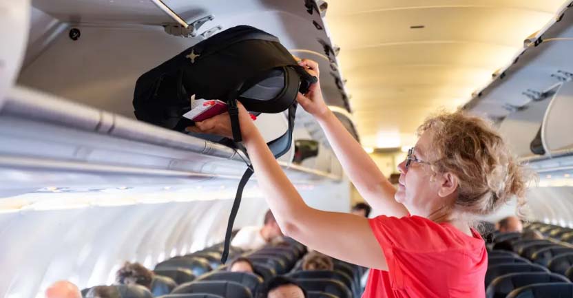 Túi hành lý xách tay đặt đúng vị trí trên cabin máy bay