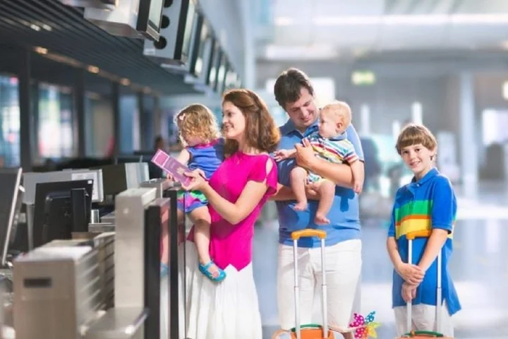 Mẹ và bé làm thủ tục tại quầy check-in